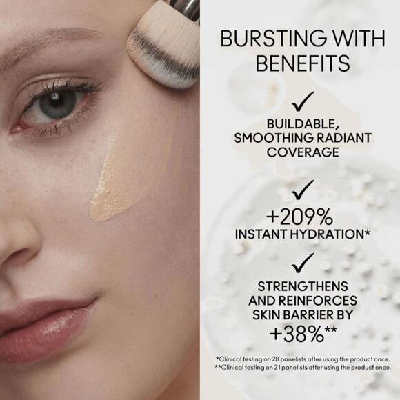 MAC Studio Radiance Foundation in Shade W0 (Fair beige with peachy undertones) - Picture 5 of 12